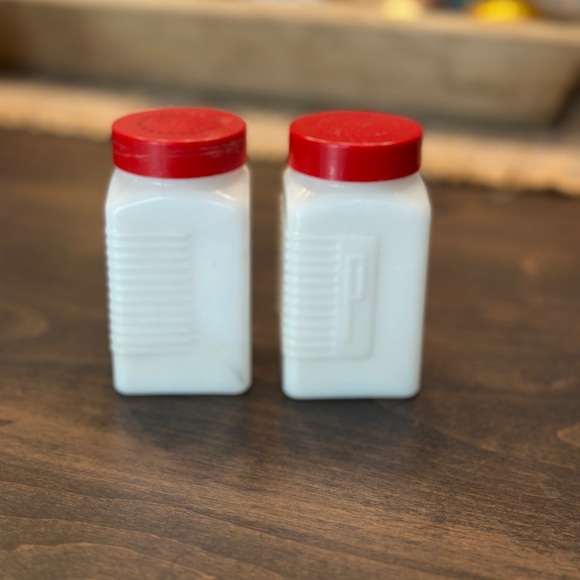 Magic Chef Vintage Salt & Pepper Shakers - Picture 5 of 8